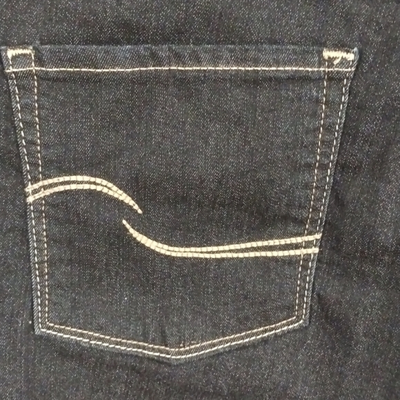 Levi Strauss Signature NWT Size 14 ‎ Modern Soft Skinny Denim Shorts Cuffed Dark - Picture 8 of 8